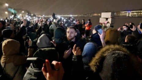 Полицията в Русия е арестувала над 100 души на бдения и демонстрации в памет на Навални