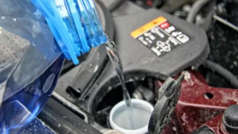 Зимната течност за чистачки – опасна в топлото. Знаете ли защо?