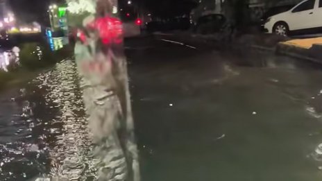 Наводнения и затворени пътища във Варна 