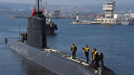 Турска подводница акостира на морската гара във Варна (СНИМКИ)