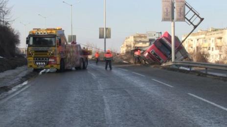Обърнат румънски тир затвори движението към Дунав мост в Русе