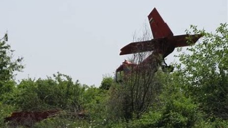 Разби се селскостопански самолет