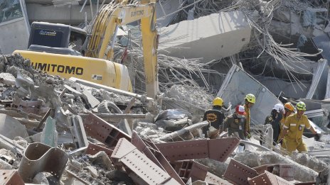Жертвите на силното земетресение са най-малко 26