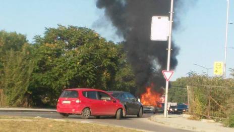 Автомобил се запали в близост до стадион Спартак във Варна