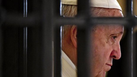 Папа Франциск призова за борба срещу пластмасовите отпадъци в световния океан