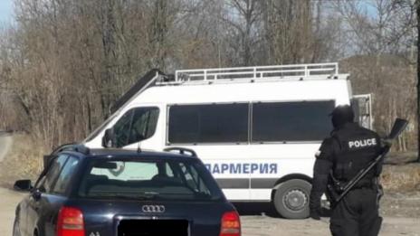 Задържаха 11 души при масирана полицейска акция до Белослав и Синдел