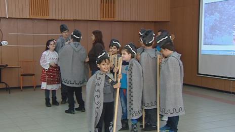 Деца с нарушено зрение подредиха играчки в коледен базар