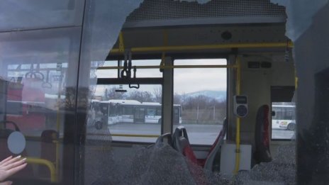 Пак стреляха по градски автобус