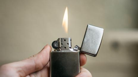 Пиян мъж глътна запалка и едва не се взриви