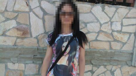 Кредитори плашат младо момиче, че ще го направят проститутка