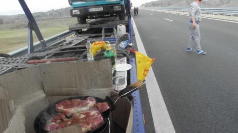 На границата: Пържат яйца пред ТИР, пекат пържоли върху автовоз