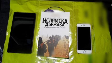Какво откриха при обиска в дома на радикализирания ученик (СНИМКИ И ВИДЕО)