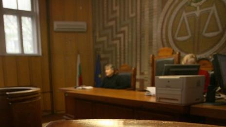 Осъдиха условно двама биячи с бухалка на пътя