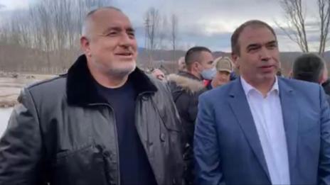 Борисов на поредна инспекция, гледа скъсана дига (ВИДЕО)