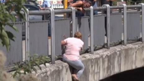 Заради любовна драма – жена едва не скочи от мост в София