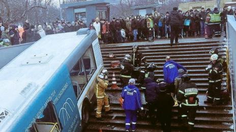 Ужас и в Москва! Автобус се вряза в метростанция