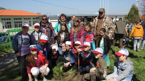Горските стопанства в Провадия и с. Цонево подариха дръвчета на ученици 