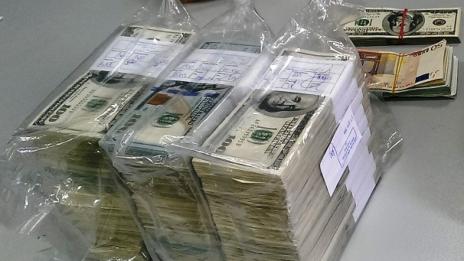 Контрабандна валута за 55 хил. лв. откриха митничари