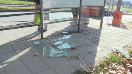 Всеки месец вандали потрошават 40 спирки във Варна
