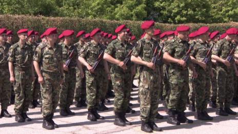 Доброволната казарма на Каракачанов удря на камък  