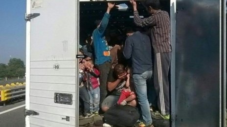 Спипаха млад мъж с 67 афганистанци край Шумен