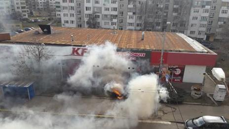 Хвърлен фас запали озеленяване край заведение за бързо хранене