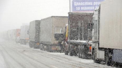 Три ТИР-а във верижна катастрофа край Харманли