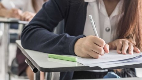 54 000 десетокласници се явят на НВО по БЕЛ днес