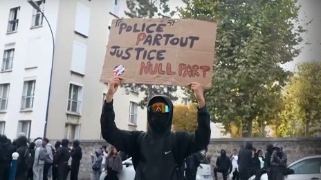 Задържаха 17-годишен българин за побой над полицай при протестите във Франция