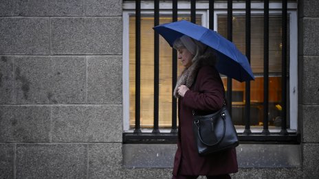 Температурите в страната са необичайно високи за сезона днес, но идва застудяване