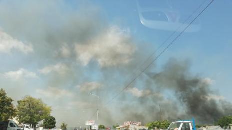 Граждани се включиха в потушаването на пожара във Владиславово