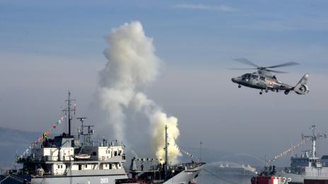 Гасиха кораб в морето край Варна (СНИМКИ)