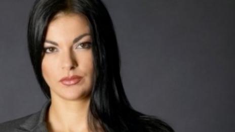 Полицайката Анна - миска, певица и журналистка