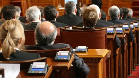 Депутатите решават окончателно за задължителното гласуване