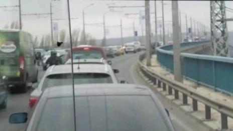 Автобус блъсна кола във Варна, в опит да я заобиколи
