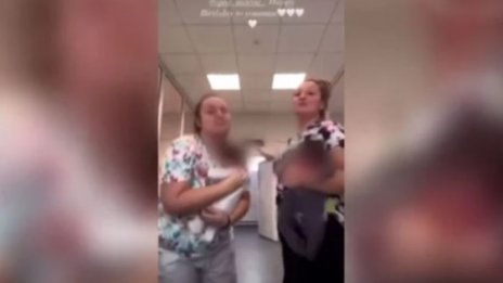 Акушерки се похвалиха с клип как танцуват на чалга с бебета в ръце