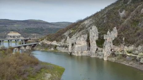 Дъждовете "съживиха" чудото на Чудните скали