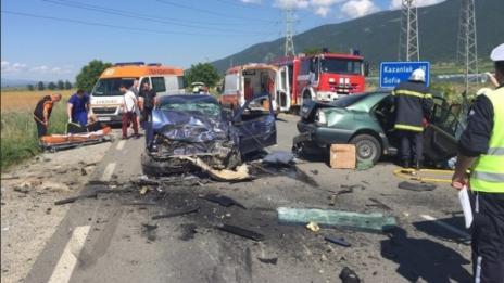 Ад на пътя взе две жертви