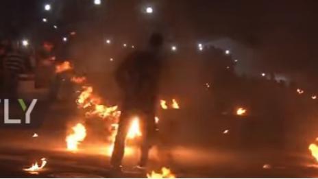 Опасно! Младежи се замерват с огнени топки (Видео)