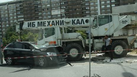 Кола се удари в кран на "Цариградско шосе"