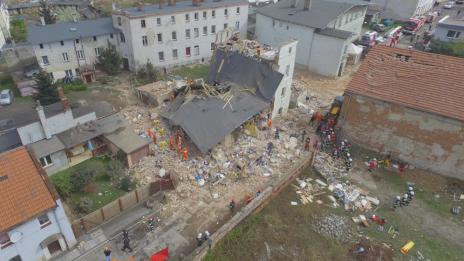 Загиналите при срутване на блок в Полша станаха 6