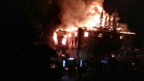 9 души загинаха в пожар в нощен клуб в Калифорния, десетки липсват  