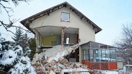 Майстори свалиха дограма, събориха къщата отгоре си