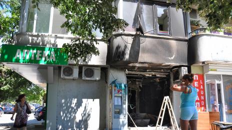 Аптека във Варна горя през нощта