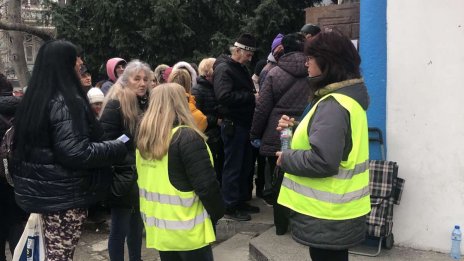 Обособени са две гишета за издаване на карти за градския транспорт за учащи