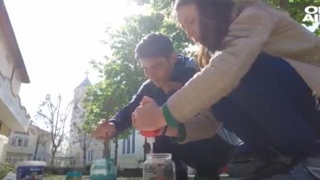 Детски рисунки и цветя очакват папа Франциск в Раковски