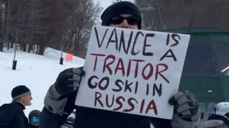 Протестиращи във Върмонт пратиха Джей Ди Ванс на ски в Русия