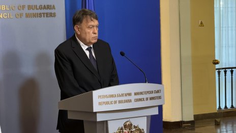 Образователният министър за униформите: Не е нормално на родителите да се гледа като на касички