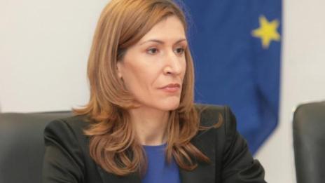 Ангелкова не изключва фалити на туроператори