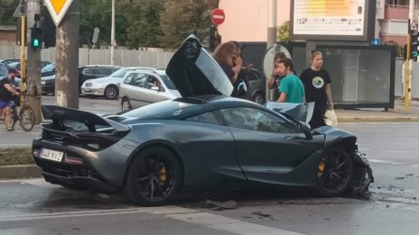 Суперкола за скрап! Мощен McLaren – ударен или ударил в София? ВИДЕО